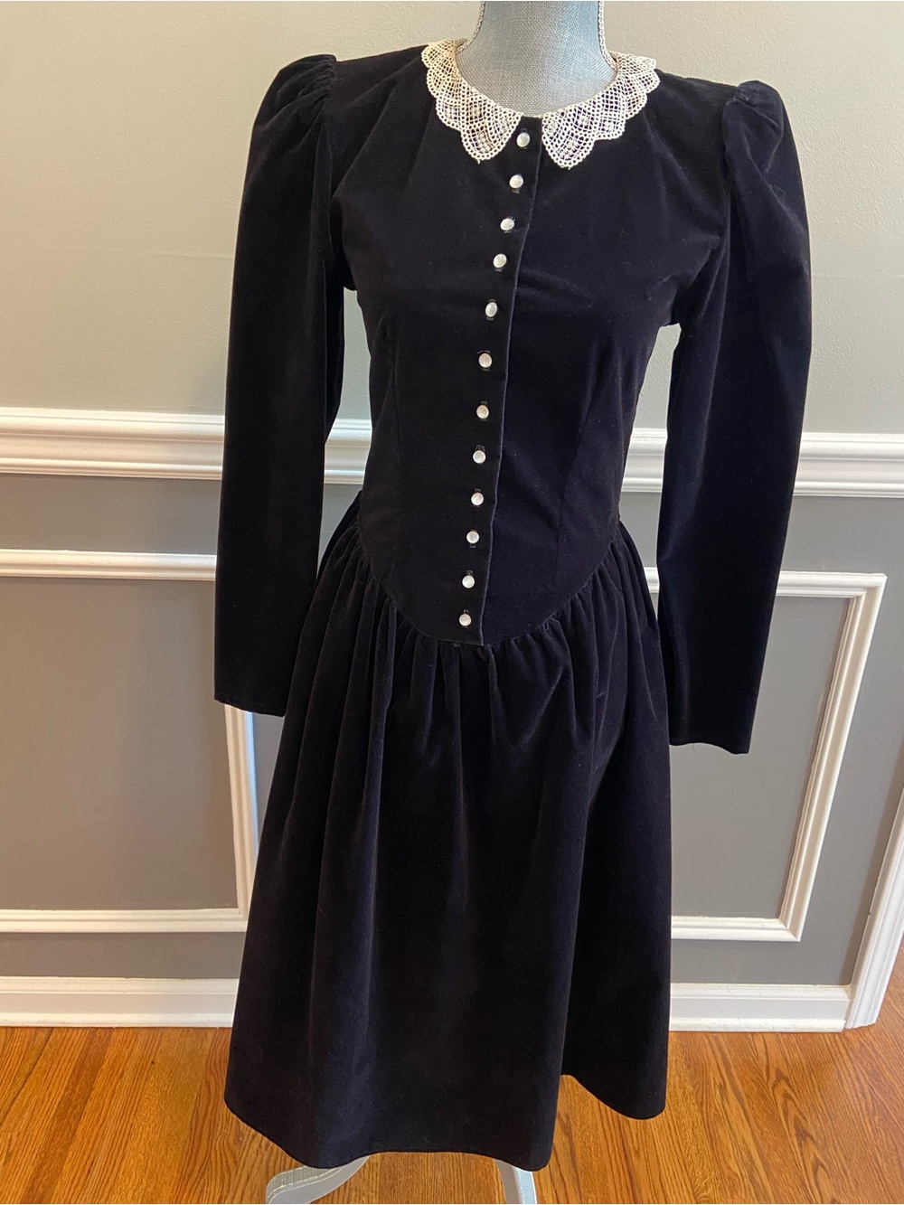 Vintage Black Velvet Midi Dress w/ White Lace Peter Pan Collar Size Medium read